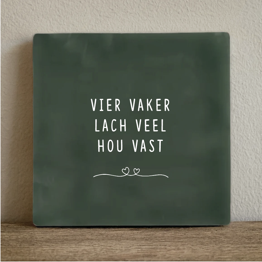 Tegeltje vier vaker lach veel hou vast - 10x10 cm