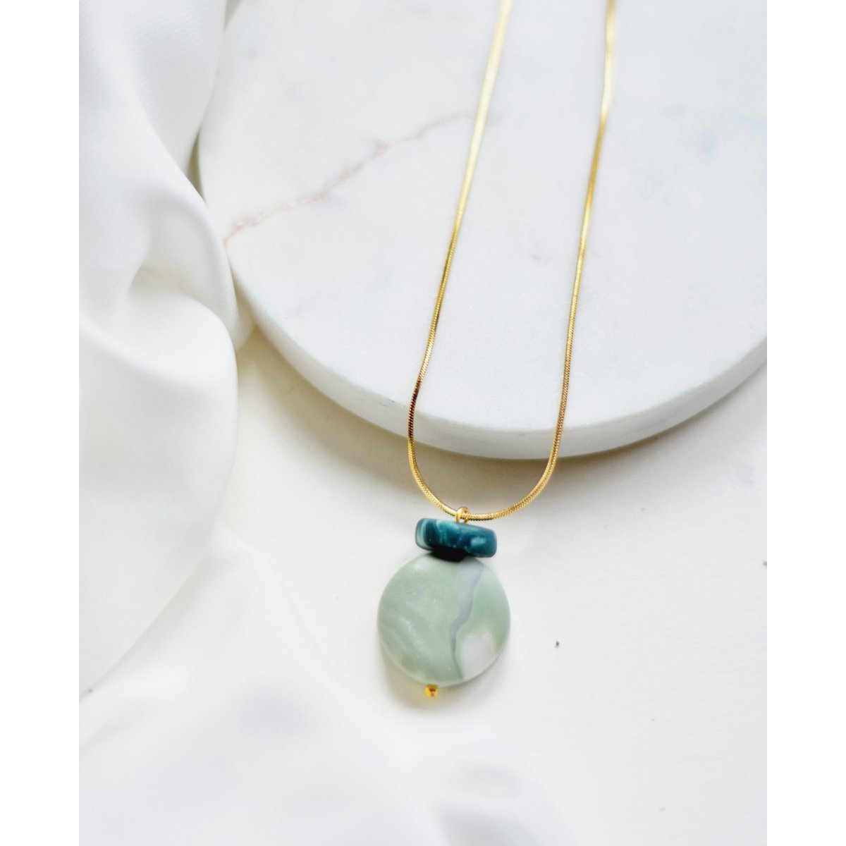 Collar de celadón y verde azulado en contraste