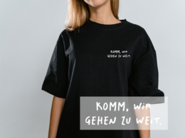Opstrijkapplicatie "Kom op, we gaan te ver." – DTF-overdracht, zwart/wit