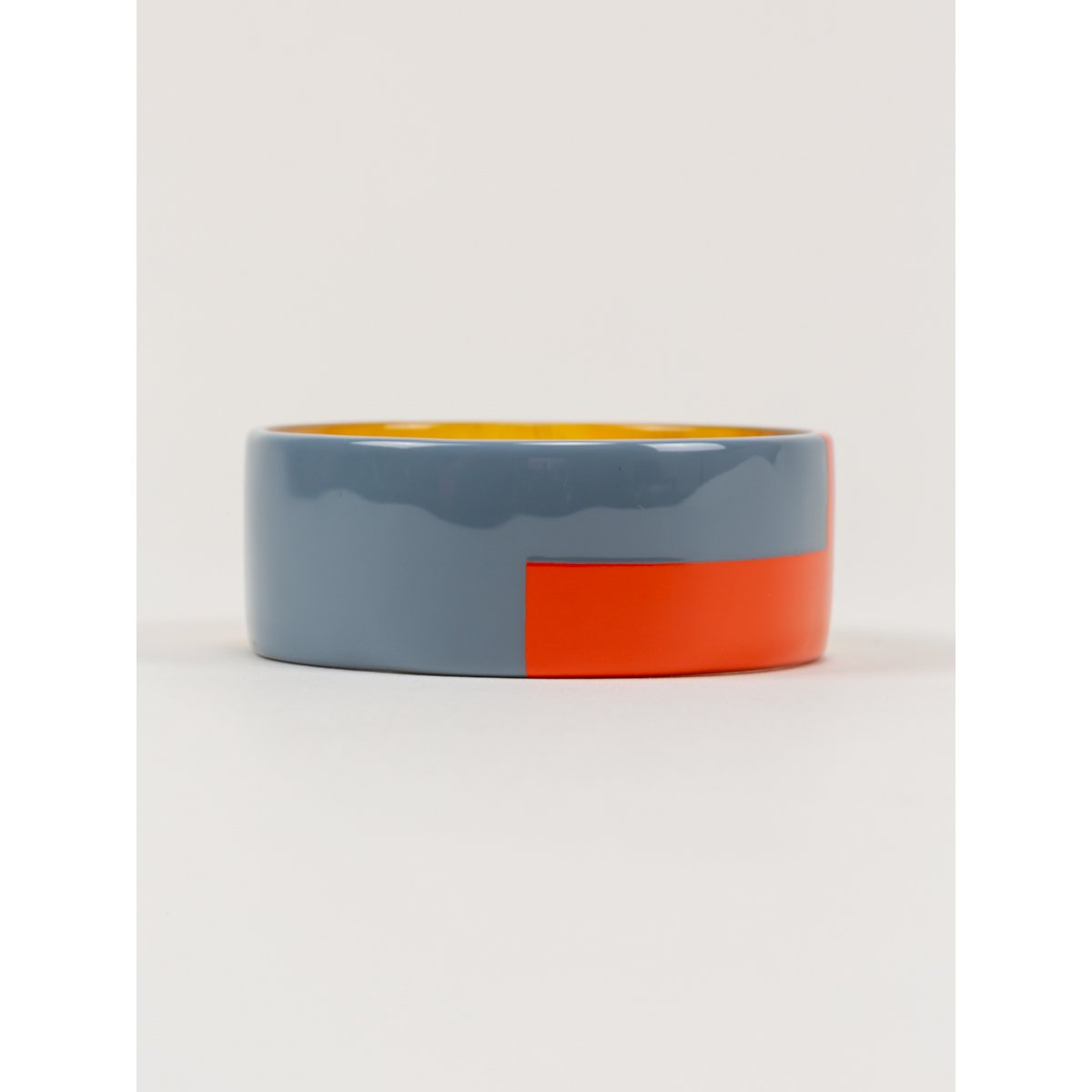 Brede oranje en blauwgrijze koffie gelakte armband