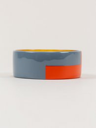 Brede oranje en blauwgrijze koffie gelakte armband