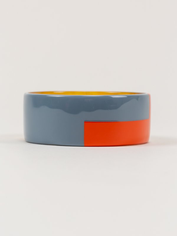 Brede oranje en blauwgrijze koffie gelakte armband