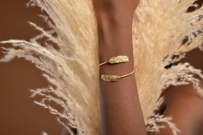 Acaciablad manchetarmband, verstelbaar verguld zilver, op de natuur geïnspireerde handgemaakte sieraden