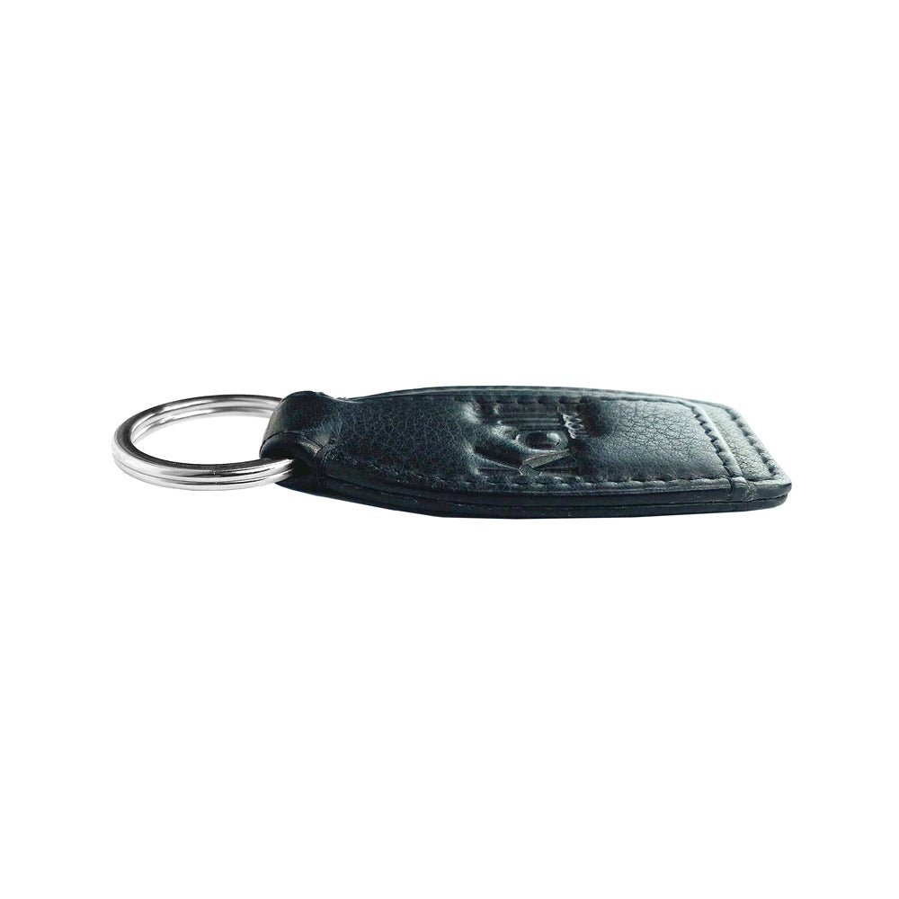 K10753AB | Sleutelhanger van echt volnerf leer, met lichte nerf. Zwarte kleur Ring van gepolijst nikkel. Totale afmetingen: 3,5 x 9 x 0,5 cm. Verpakking: stijve bodem/deksel geschenkdoos