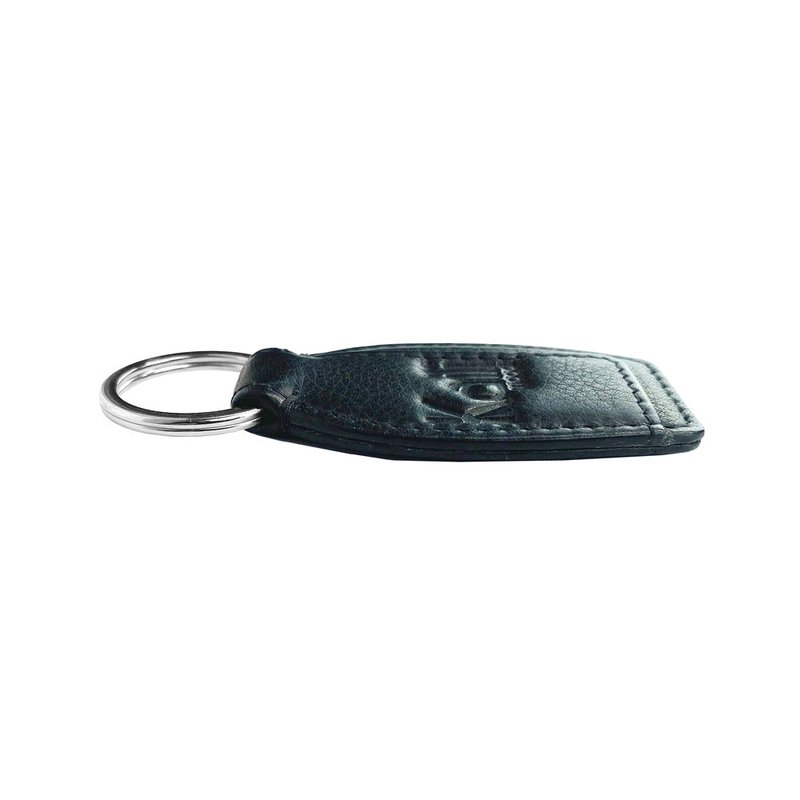 K10753AB | Sleutelhanger van echt volnerf leer, met lichte nerf. Zwarte kleur Ring van gepolijst nikkel. Totale afmetingen: 3,5 x 9 x 0,5 cm. Verpakking: stijve bodem/deksel geschenkdoos