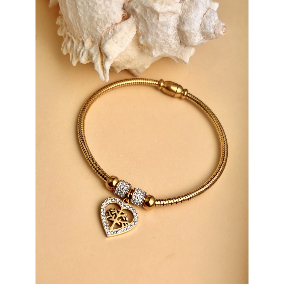 Bank bracelet with heart charms