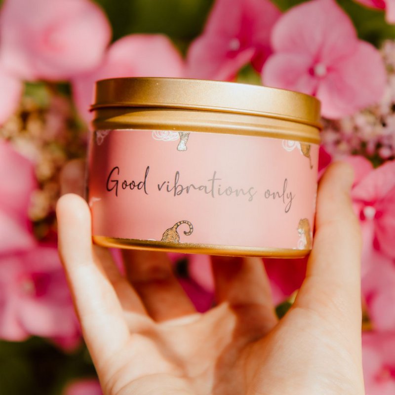 Quote candle in gold tin – Good vibrations only