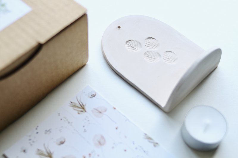 Ceramiczny wieszak ścienny ze świecą