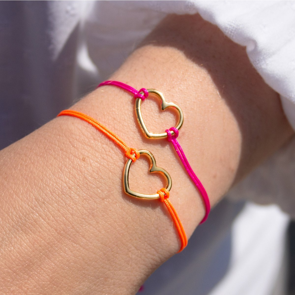 Bracciale su cartoncino - cuore d'oro - amore - pendente placcato oro 24K - macramè - cartoncino riciclato DIN A6