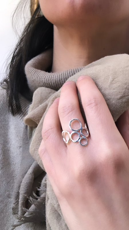Dione ring band in silver