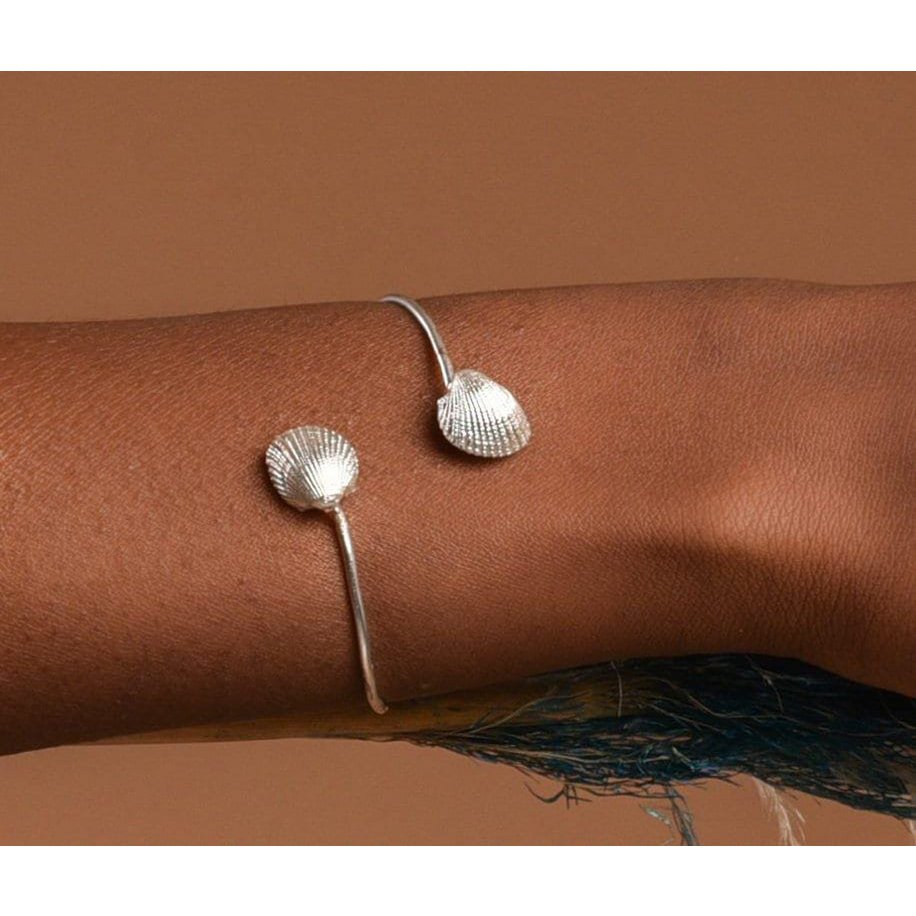 Muschelarmband aus Sterlingsilber: Zwei Muschelanhänger, verstellbare Manschette