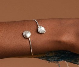 Muschelarmband aus Sterlingsilber: Zwei Muschelanhänger, verstellbare Manschette