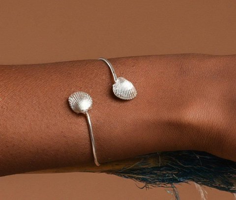 Sterling zilveren schelparmband: twee Clam-bedels, verstelbare manchet