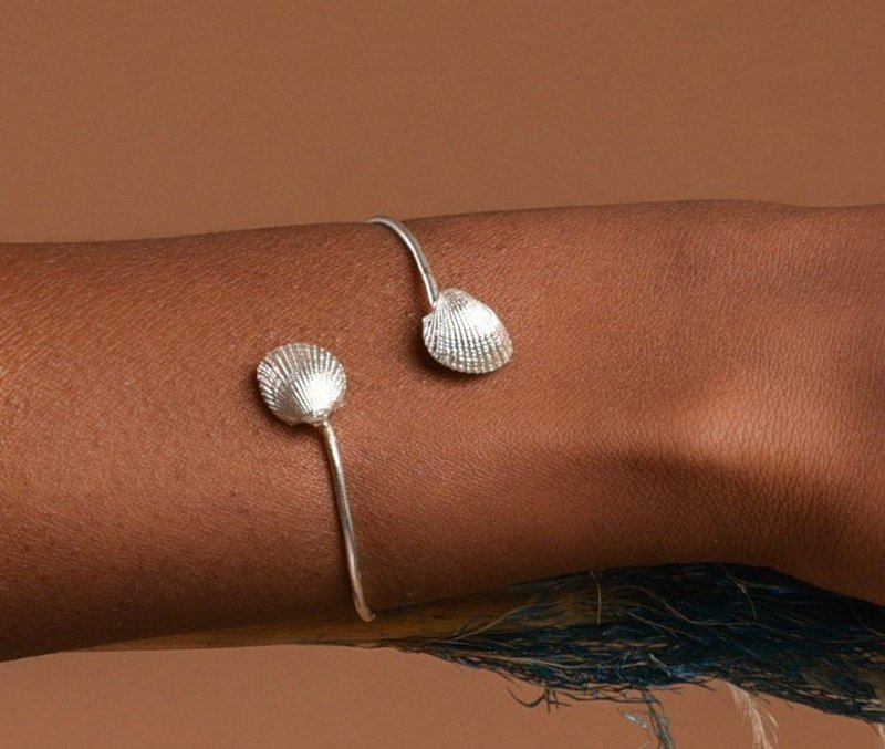 Muschelarmband aus Sterlingsilber: Zwei Muschelanhänger, verstellbare Manschette
