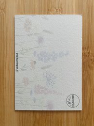 Champ avec carte en carton floral
