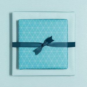 Wrapping paper turquoise with triangles, sustainable wrapping paper graphically, geometric pattern blue, neutral wrapping paper for every occasion