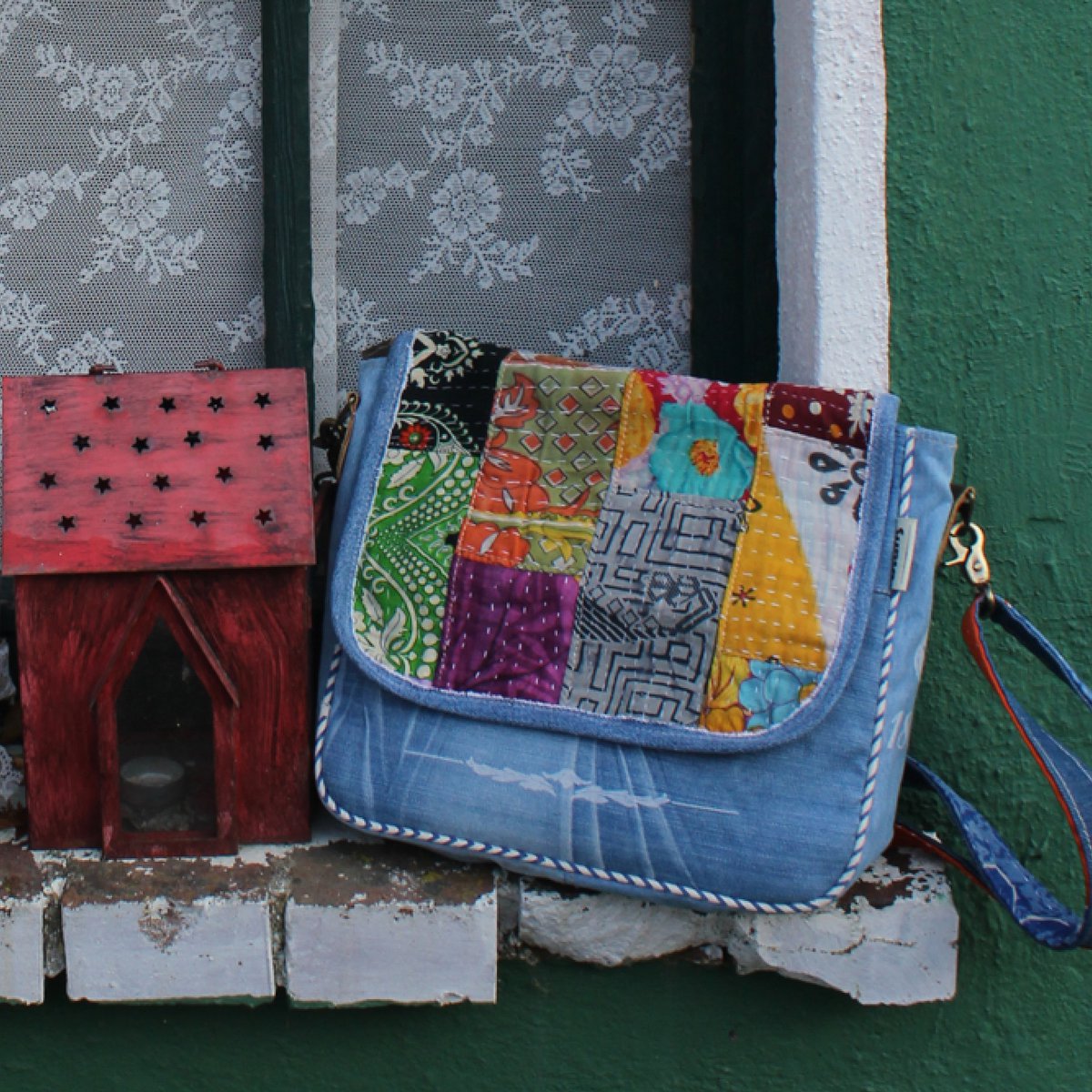 Sac bandoulière pour femme Sunsa en jean upcyclé et tissu sari (toile). Sac à main style rétro vintage. Sac bandoulière pour femme.
