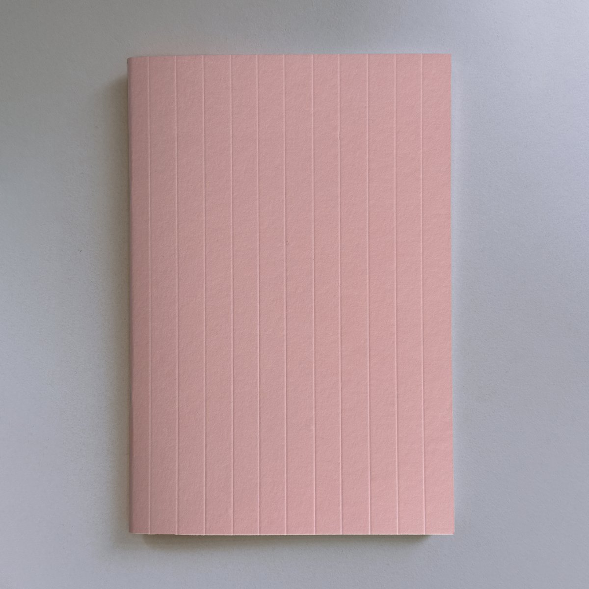 Risographie Notizbuch – Grid Powdered Pink (13 x 19 cm)