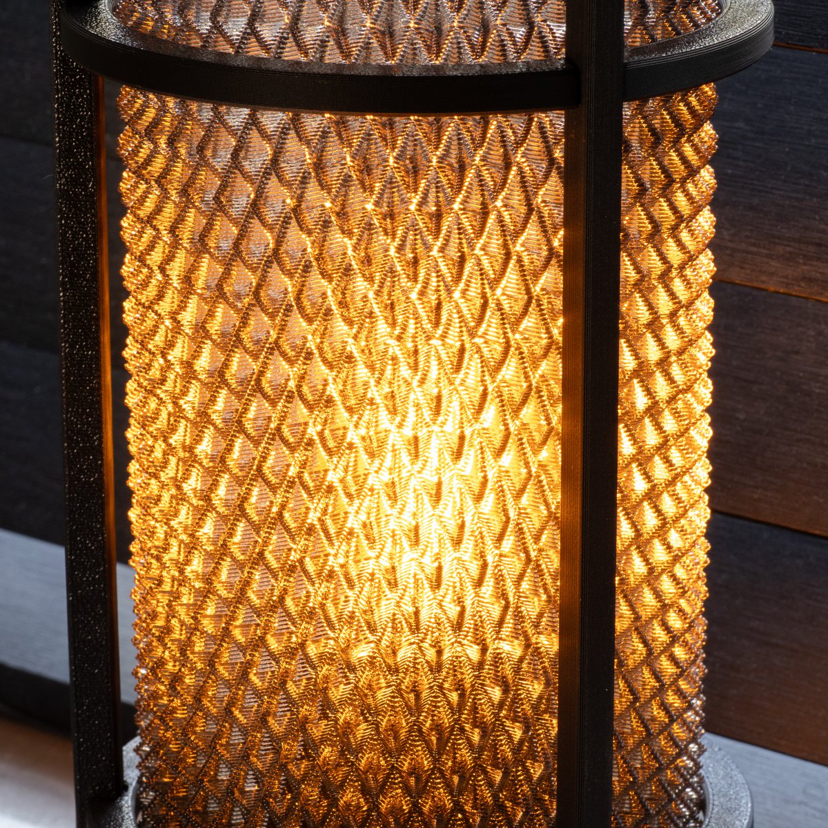 Lampa PRISM w kolorze przydymionej szarości – nowoczesny geometryczny klosz, PETG z recyklingu, oświetlenie otoczenia, E14