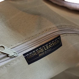 LOLA – Sac en cuir italien embossé python – Taupe