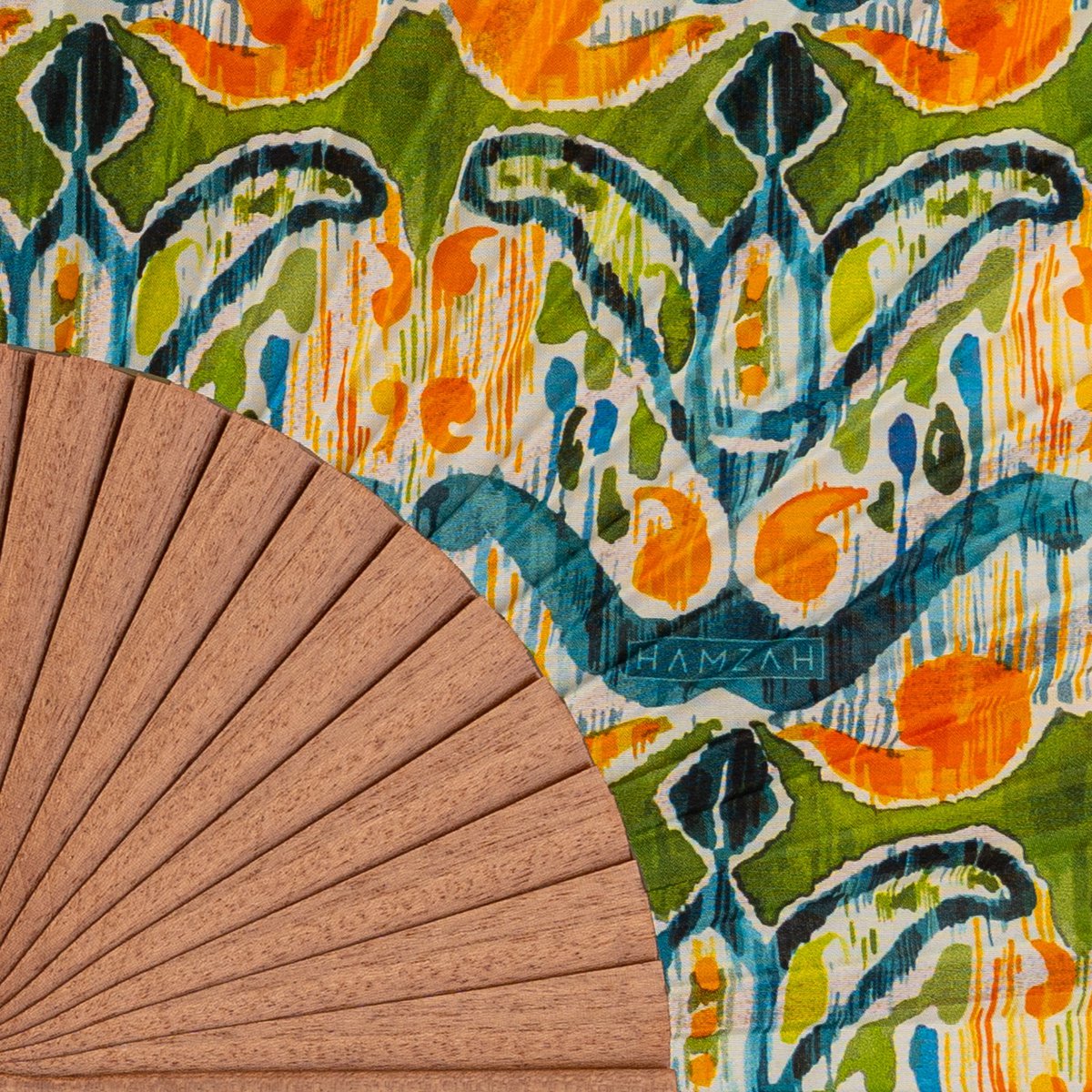 Handgefertigter Seidenlüfter mit lebendigem Ikat -Muster - in Spanien hergestellt