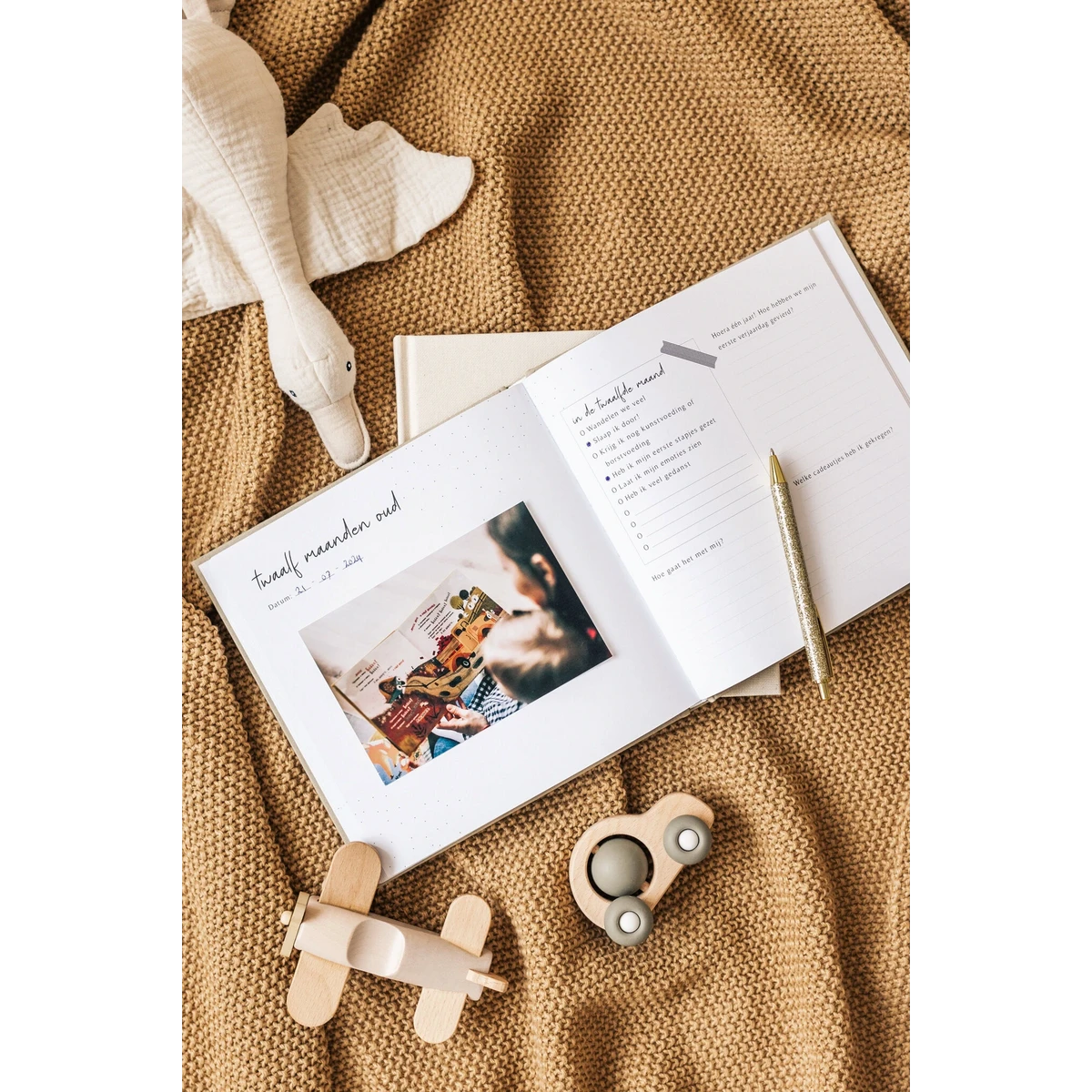 Fyllbooks Babybuch „Mein erstes Jahr“ – Leinen Taupe