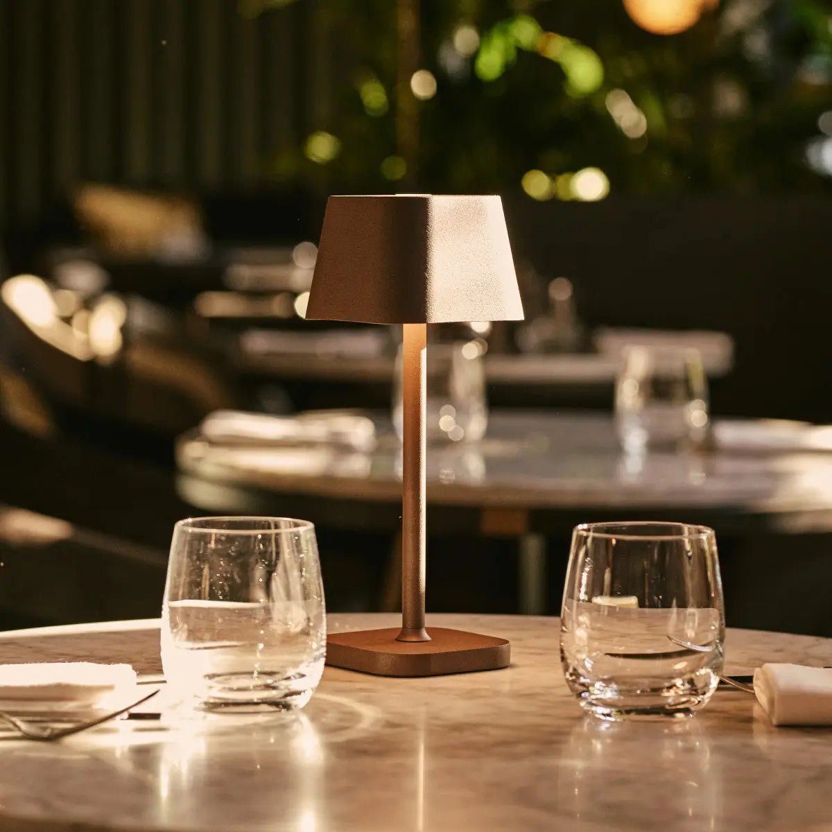 Lampe de table rechargeable marron moka Ava