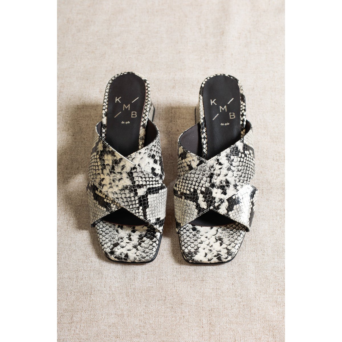 MOMMY OFF WHITE – Klapki na obcasie z wytłoczonym wzorem węża