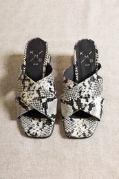 MOMMY OFF WHITE – Klapki na obcasie z wytłoczonym wzorem węża