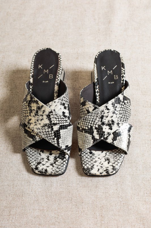 MOMMY OFF WHITE – Klapki na obcasie z wytłoczonym wzorem węża