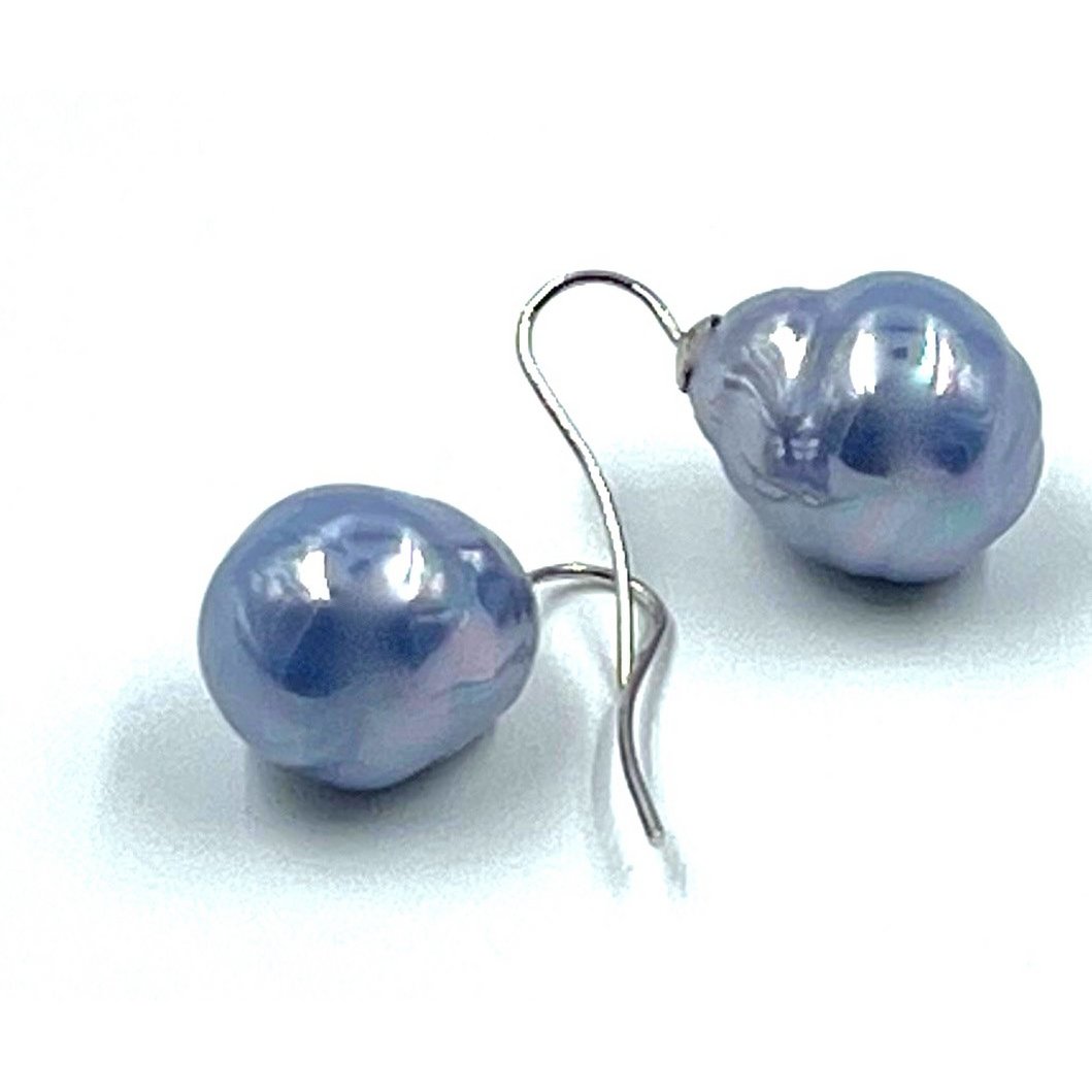 Baroque pearl earrings in the color jeans blue