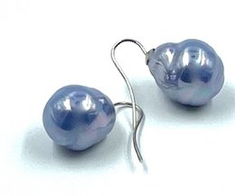 Baroque pearl earrings in the color jeans blue