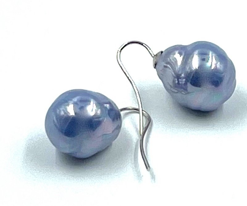Baroque pearl earrings in the color jeans blue