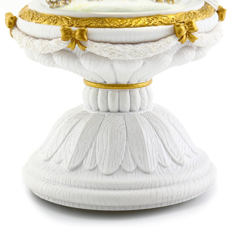 Die kugelförmige Weihnachtsschneekugel mit automatischem Schneesturm und Lichtern.