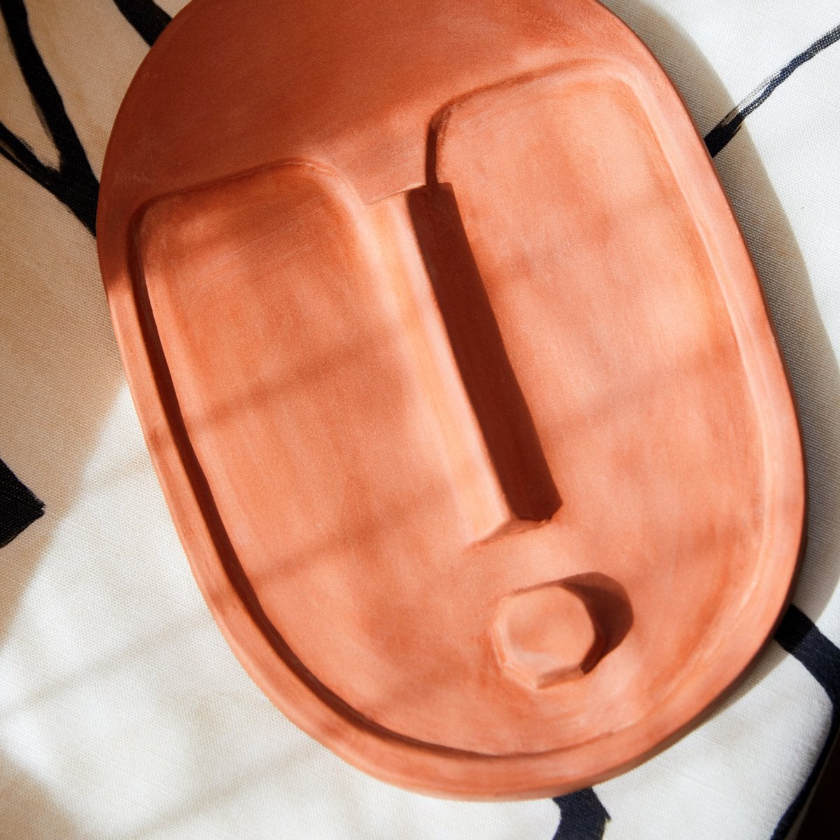 Abstrakcyjna ceramiczna maska ​​do dekoracji ścian - terakotowa pomarańcza