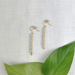Pearl-lined chain earrings with a delicate, feminine style.