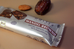 Brownie alle mandorle Barretta di mandorle e datteri biologici