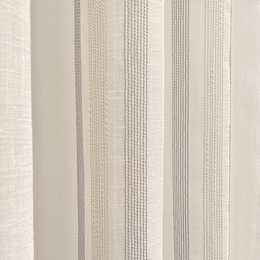 Cortina translúcida de color gris confeccionada en ollados. Visillo Jacquard de rayas vertikale fabrikation med materialer reciclados og calidad. Naturlige farver og kalidos. Cortinas para salón, dormitorio y cocina.