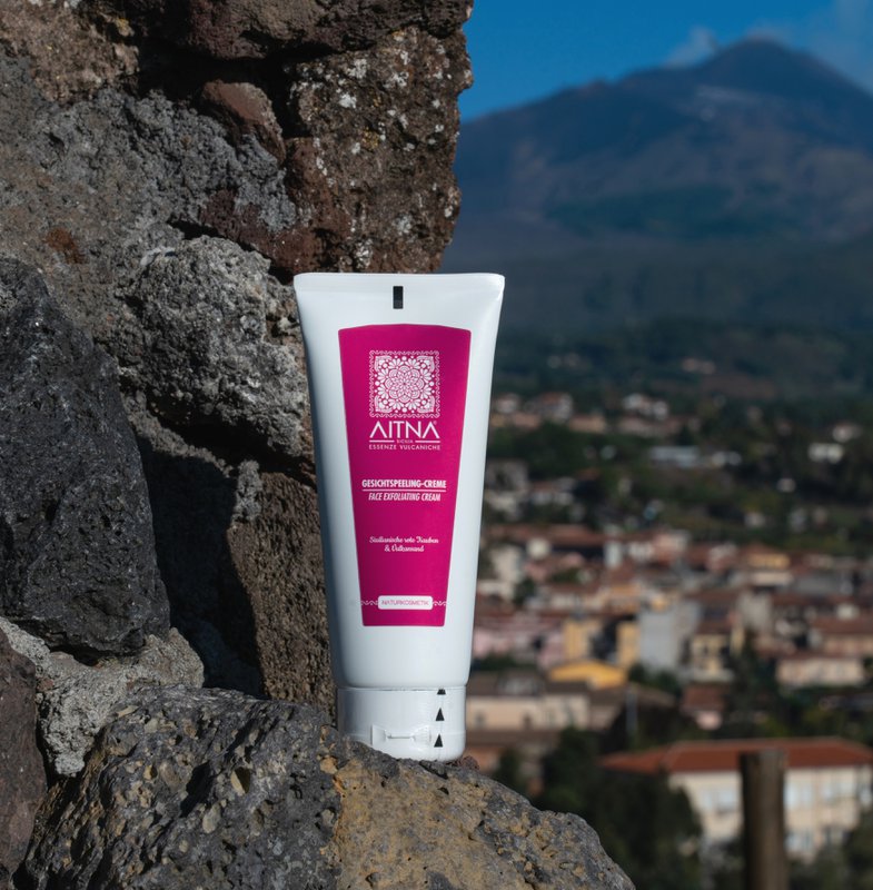 Aitna Facial Scrub Exfoliator Creme, sicilianske røde druer og vulkansk sand fra Etna, 75 ml