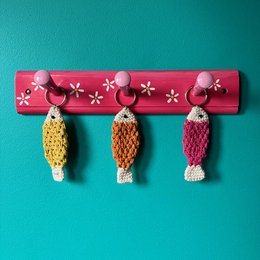 Luna-Leena nøglering fisk - taske charme - fuchsia - økologisk bomuld - håndhæklet i Nepal - taskeophæng