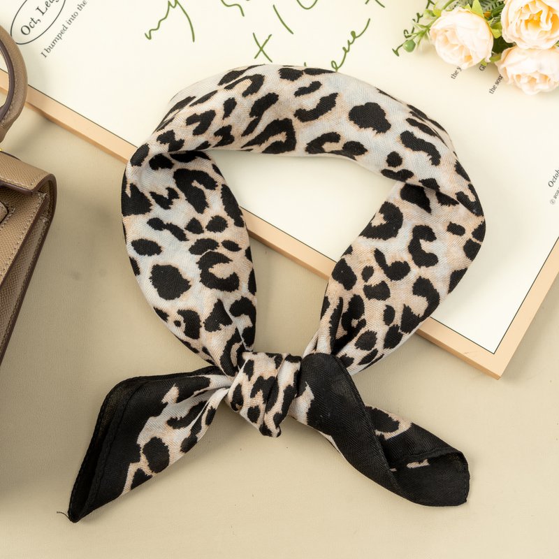Firkantet tørklæde chic leopard 70x70 polyester elegance vild
