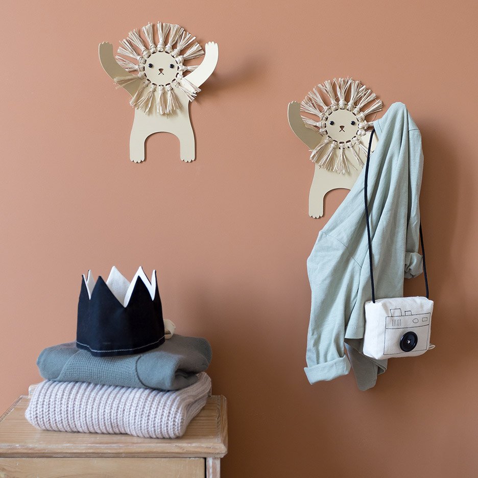 Lion wall hanger