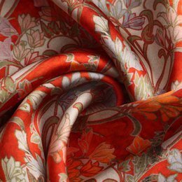 Écharpe en soie art déco avec des accents floraux vibrants