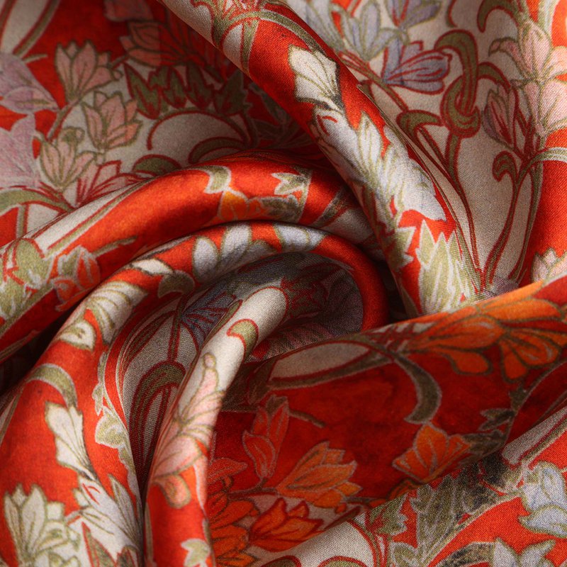 Écharpe en soie art déco avec des accents floraux vibrants