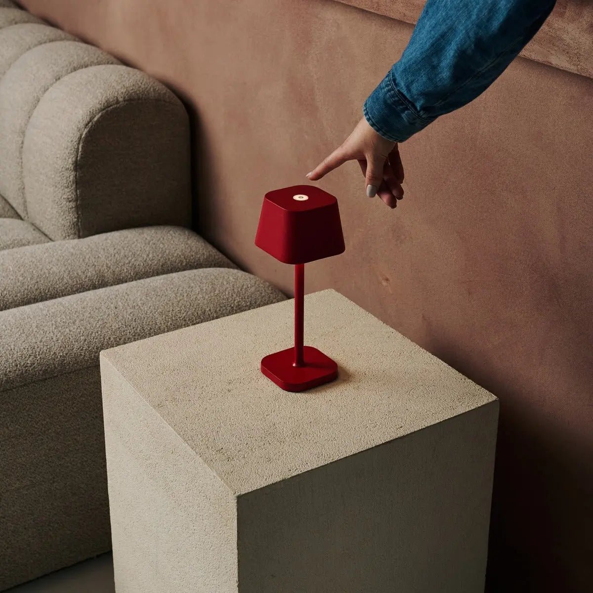 Lampe de table rechargeable rouge Ava Berry
