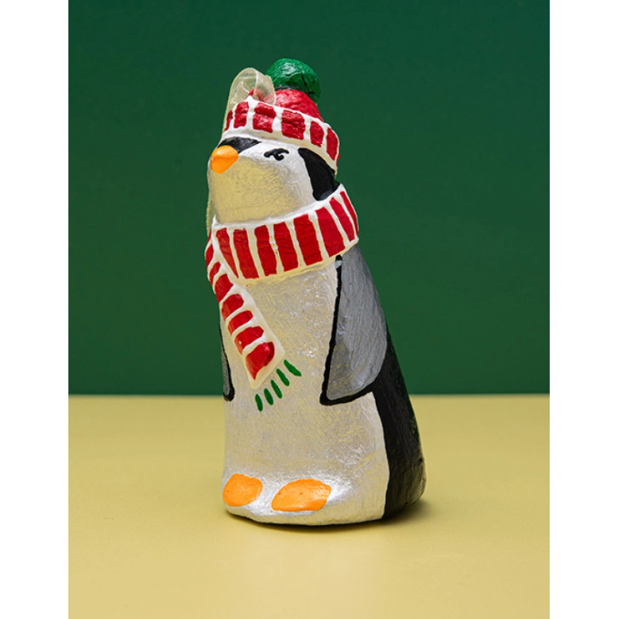Pingouin en papier mâché fait à la main en bonnet et écharpe
