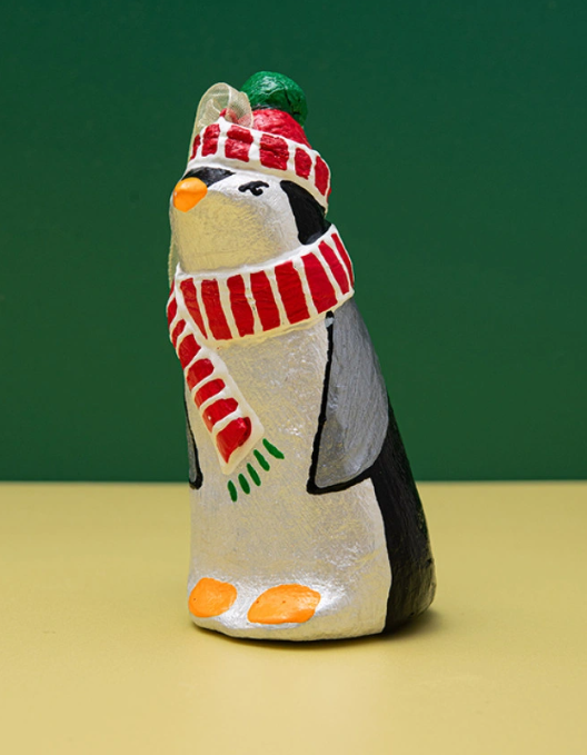 Pingouin en papier mâché fait à la main en bonnet et écharpe