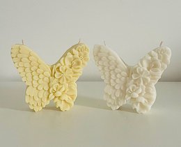 Handgegossener Kerzenschmetterling mit Blumendruck