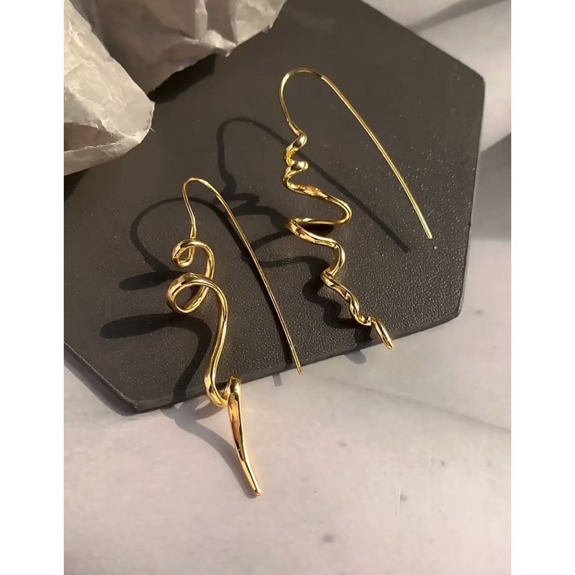 Minimalist Swirl Line Drop Earring
