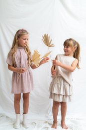A layered skirt for girls in sizes 86/92 to 134/140, featuring a soft pink color and a ruffled design.